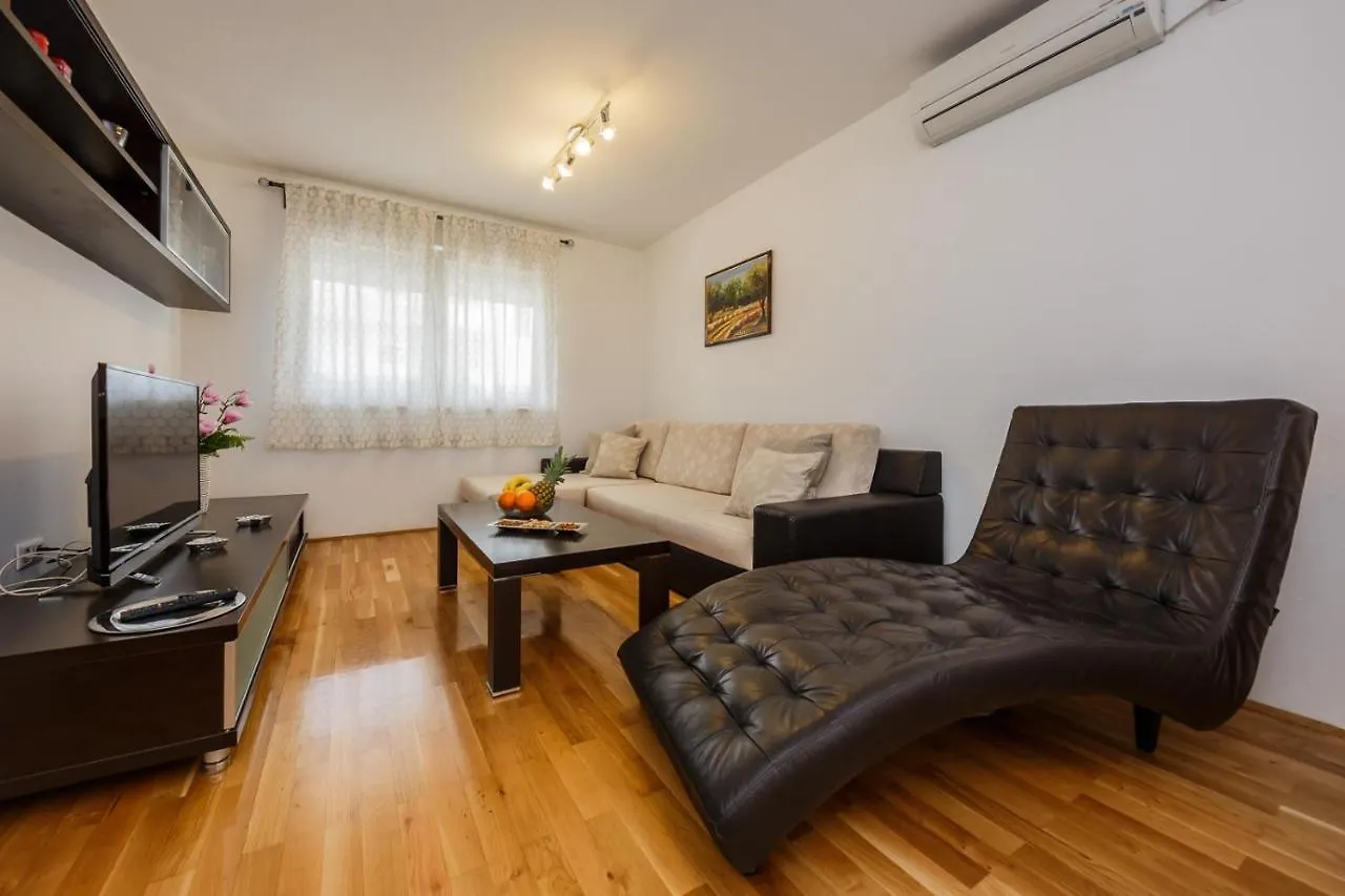 Apartments With A Parking Space Kastel Stari, Kastela - 18812 Croatia